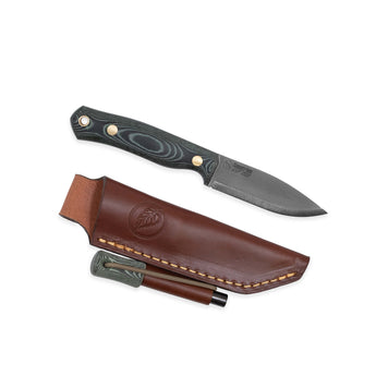 jaktkniv med skaft i grön micarta, läderfodral och tändstål