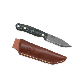 jaktkniv med skaft i grön micarta och läderfodral